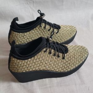 STEVE MADDEN Shoea Gold Size 7 M Heels 2.5" Fabric